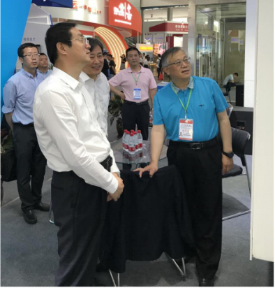 省委常委、西寧市委書記王曉蒞臨第十九屆青洽會青海物產(chǎn)展位參觀