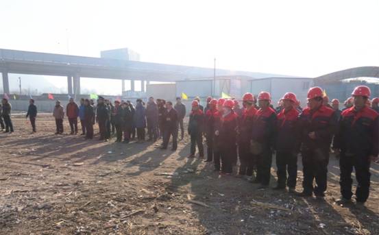 揚(yáng)鞭策馬喜圓發(fā)展夢(mèng)，萬眾一心共筑新長(zhǎng)城